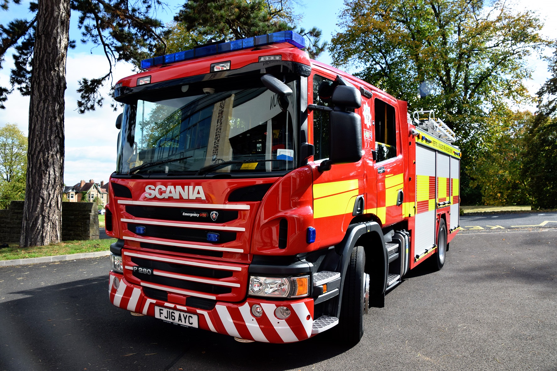 Huge ten tonne truck crashes into building in Redditch - Vimarsana News