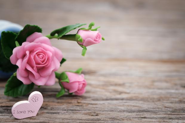 Redditch Advertiser: Pink roses on a table. Credit: Canva
